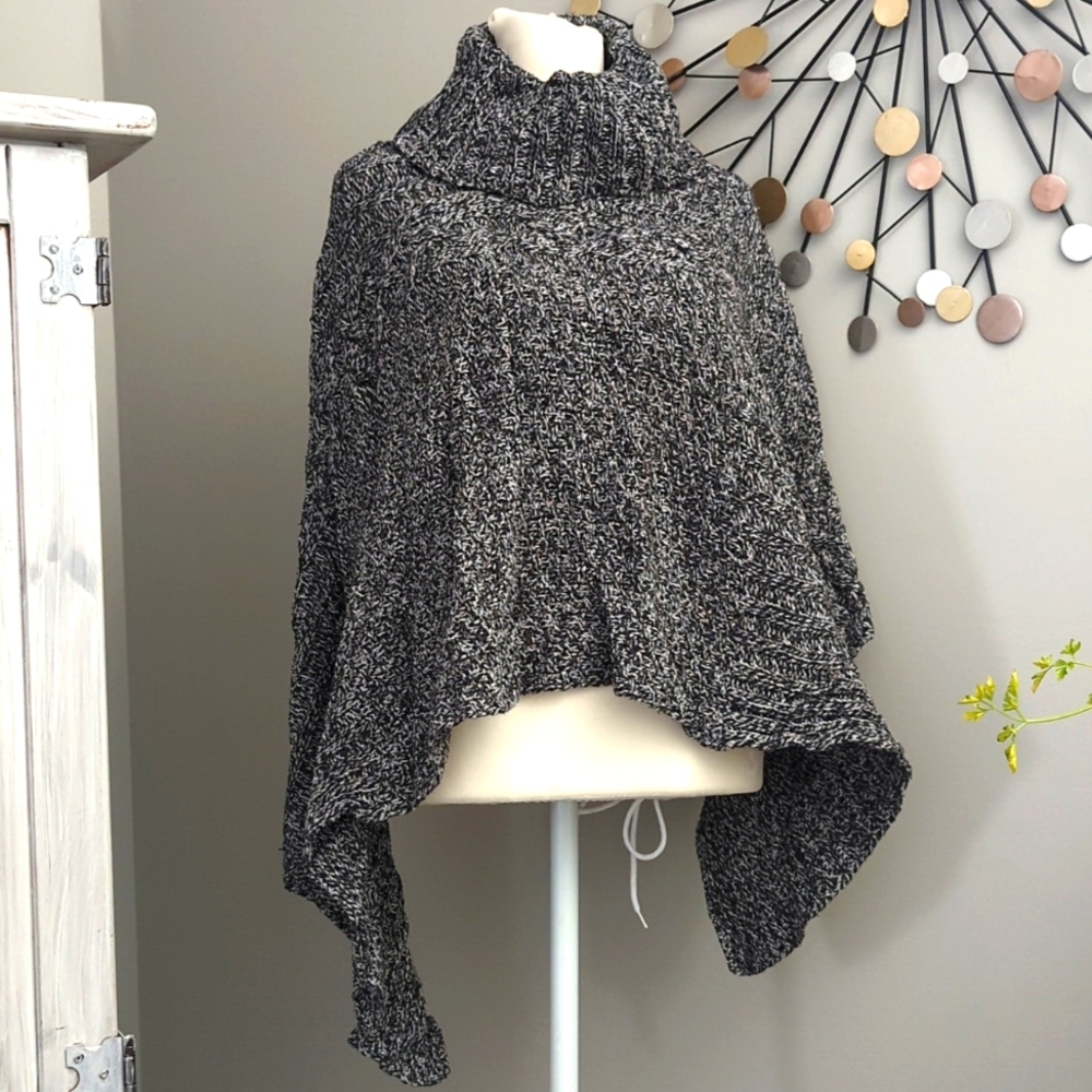 Sonoma Shawl Black and White S/M